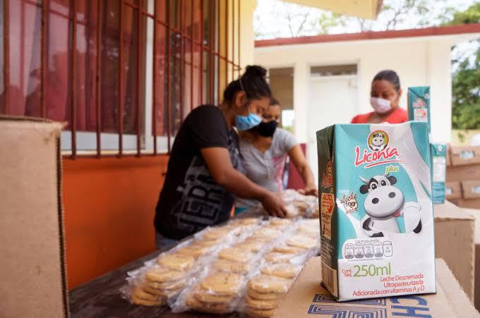 $!En pandemia y con escuelas cerradas, tres estados compraron miles de desayunos escolares sin tener cómo distribuirlos