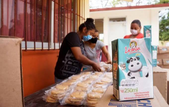 Un desayuno escolar frío se compone de una leche descremada de 250 mililitros, unas galletas o cereales integrales.