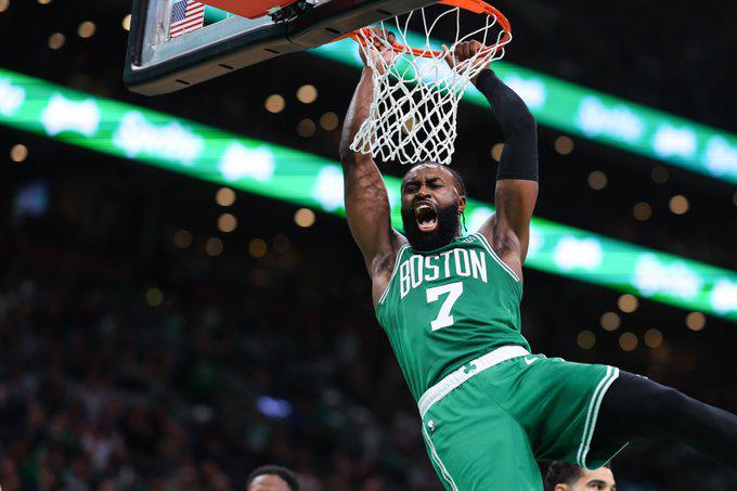 Boston vence a Miami y se acerca a la hazaña