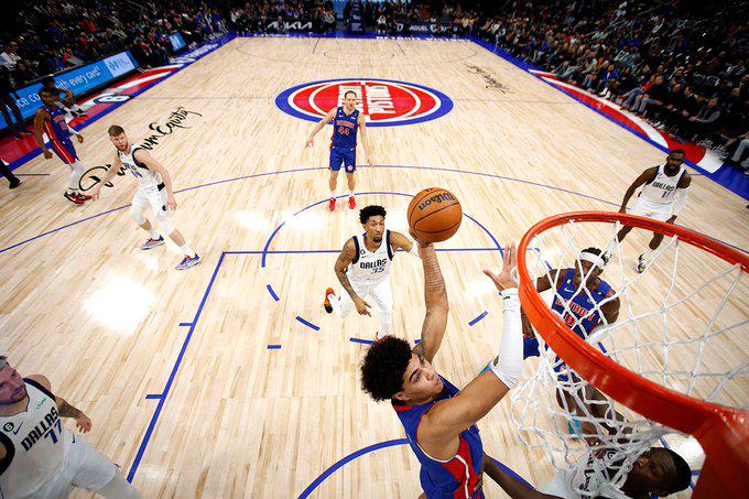 Hayes toma un giro estelar y los Pistons vencen a Mavs