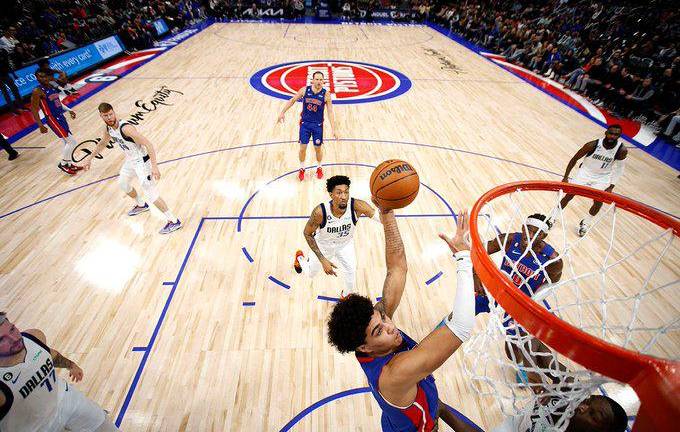 Pistons sorprende a Mavericks.