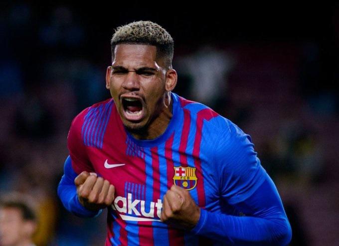 Barcelona rescata el empate ante el Granada ‘in extremis’