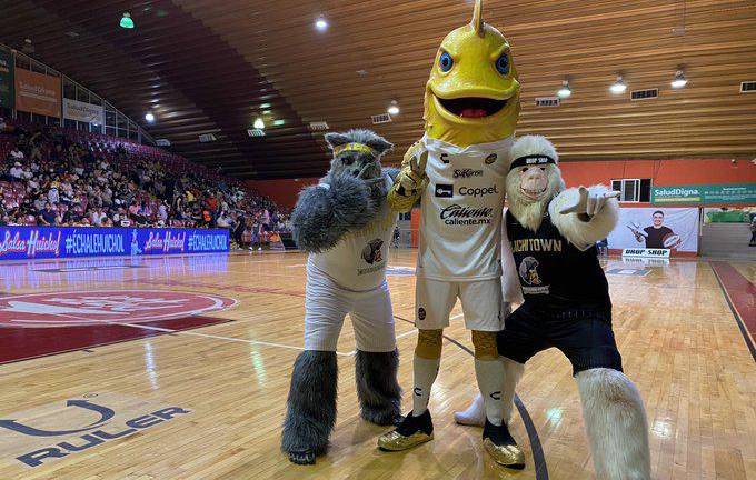 Las mascotas de Dorados y Caballeros pasaron un rato agradable junto a los aficionados.