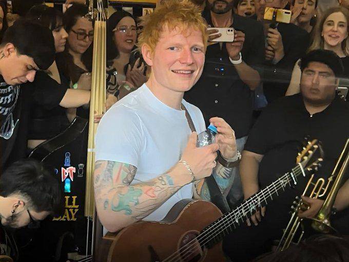 Sorprende Ed Sheeran a fans con concierto acústico en El Tenampa