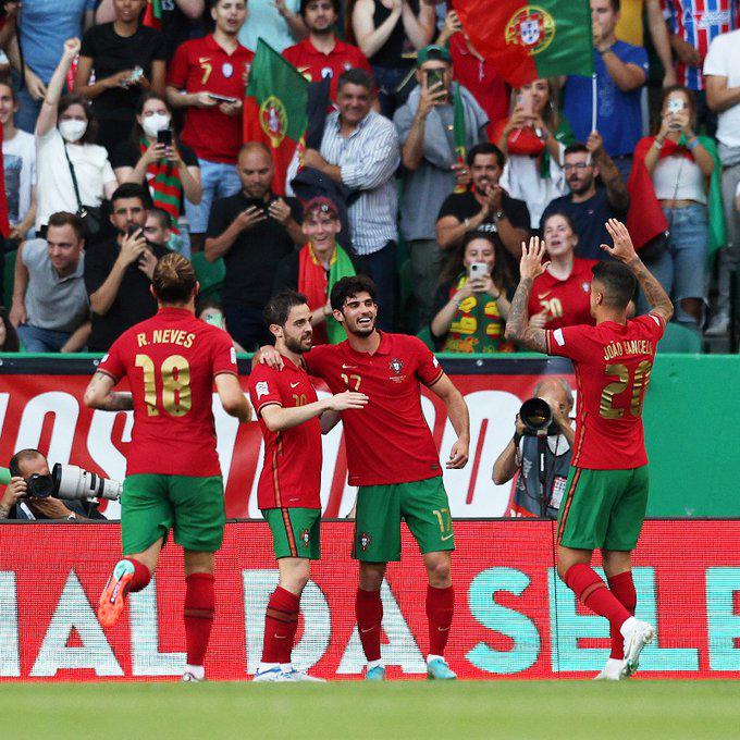 $!España y Portugal ganan jugando a medio gas