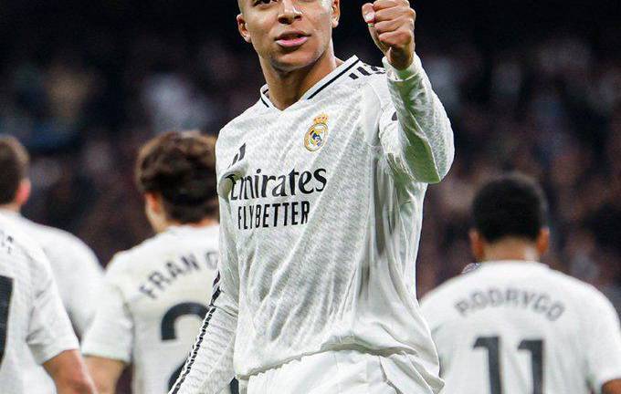 Mbappé marca doblete.