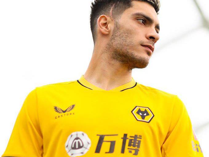 Raúl Jiménez presenta nuevo uniforme de los Wolves