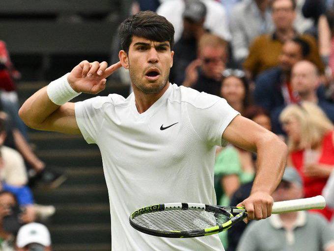 Alcaraz resiste un esfuerzo límite ante Tiafoe en Wimbledon