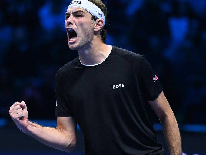 Fritz se agiganta ante Zverev y es finalista en Turín