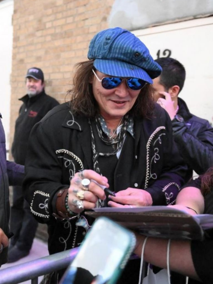 $!Luce Johnny Deep radical cambio de look, se quita la barba y el bigote