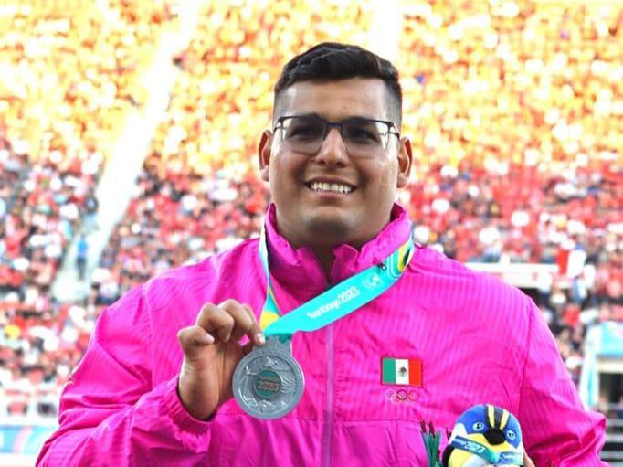 Uziel Muñoz logra bronce y plaza olímpica