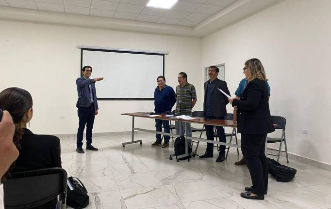 Hernán Ruiz al momento de rendir protesta como Maestro en Historia.