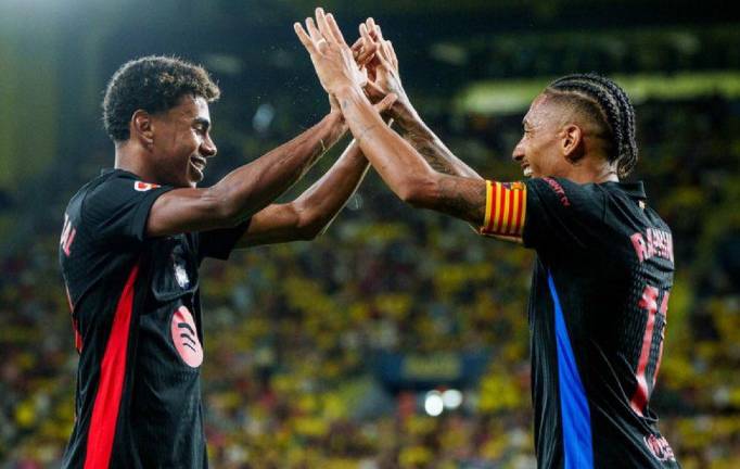 El delantero brasileño del Barcelona Raphinha (derecha) celebra con Lamine Yamal (izquierda) el quinto gol del equipo culé contra el Villarreal CF.