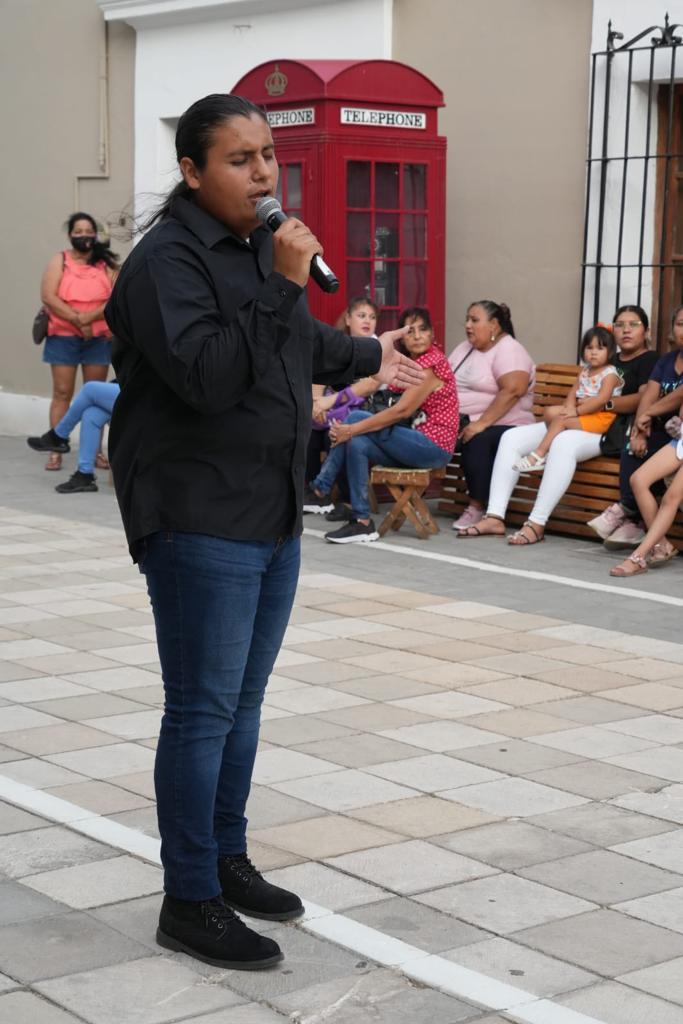 $!Regala Vicente Rodríguez una romántica tarde en el Callejón Liverpool, en Mazatlán