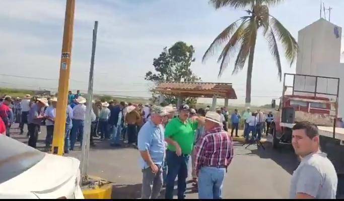 Productores se manifestaron para exigir un precio justo en la comercialización del maíz y el trigo.