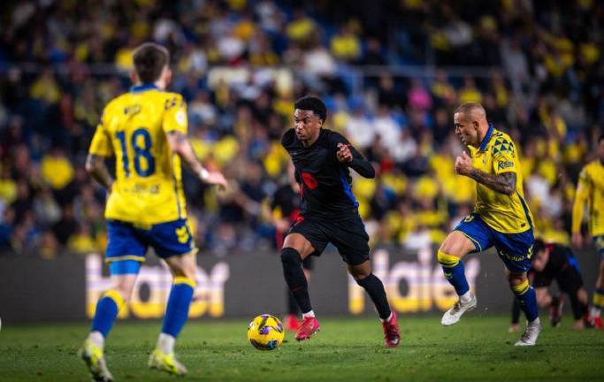 Barcelona llega a 54 puntos con su victoria de 2-0 en su visita a Las Palmas.
