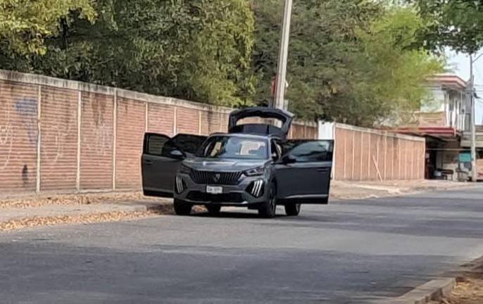 El vehículo es de la marca Renault, de color negro, el cual quedó con todas la puertas abiertas abandonado en la zona asegurada.