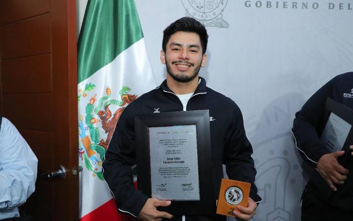 Jorge Adán Cárdenas Estrada portará el lábaro patrio.