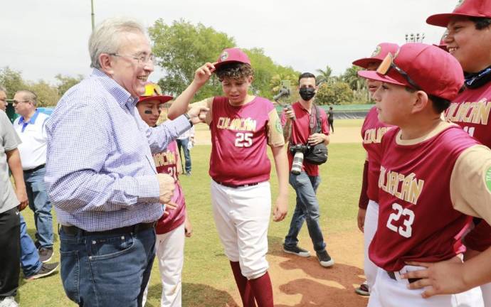 Rubén Rocha Moya saluda a los peloteritos de Culiacán.