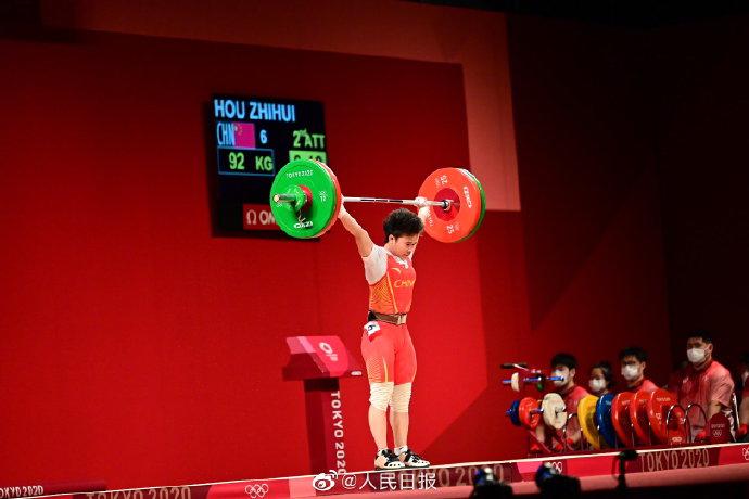 La china Hou Zhihui rompió tres récords en levantamiento de pesas
