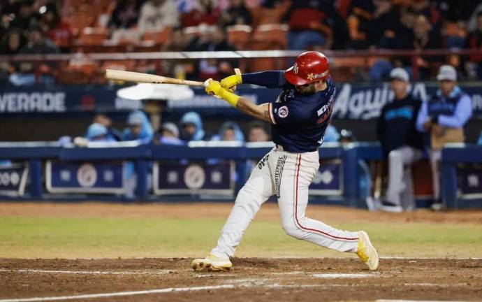 Javier Salazar aseguró el juego con jonrón de dos carreras.