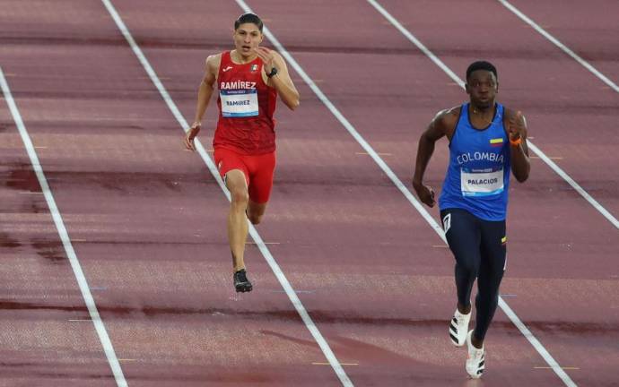 César Ramírez da su mejor esfuerzo en la pista panamericana.