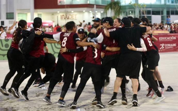 Los sinaloenses festejan el oro en beisbol five.