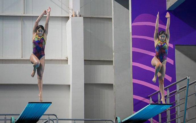 Las gemelas Mia y Lía Cueva conquistaron la medalla de oro en el trampolín sincronizado de tres metros en los Juegos Panamericanos Junior de Asunción 2025.