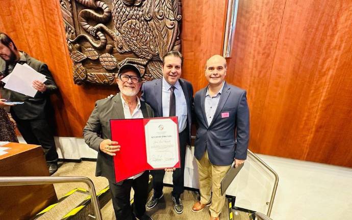 José Antonio Toledo Ortiz, Presidente del Consejo de Administración de Venados de Mazatlán, muestra el reconocimiento que recibió el club porteño.