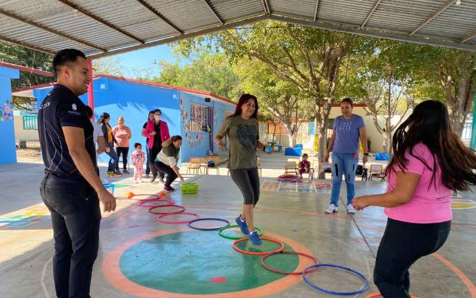 Los padres de familia participan en el programa Imdem en tu Escuela.