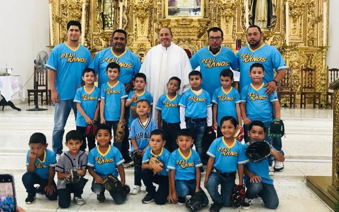 Los equipos son bendecidos previo a su viaje.
