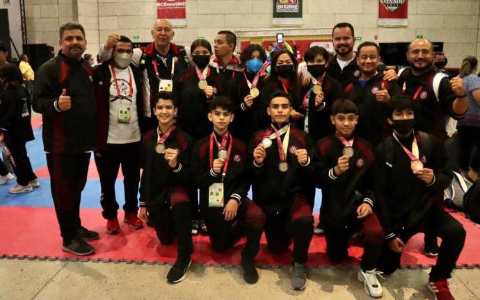 Los karatecas sinaloenses lucen sus medallas.