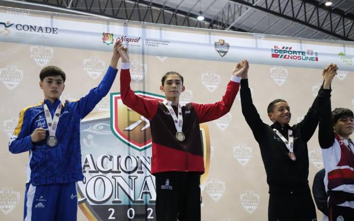 José Mercado Reyes sube a lo más alto del podio.