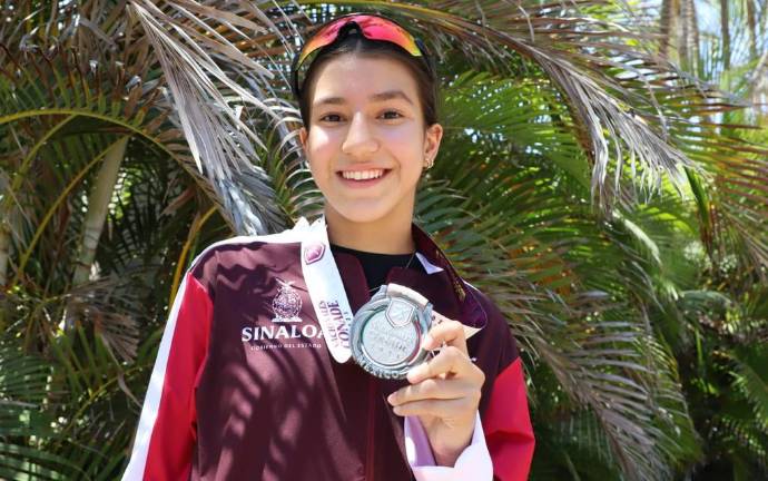 Victoria Medina muestra con orgullo la presea de plata lograda en los Nacionales Conade 2023.