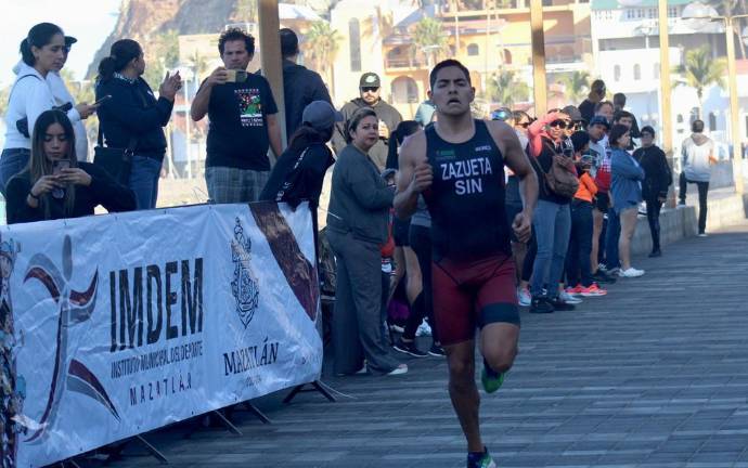 José Luis Zazueta realiza un tiempo de 11:58.08 minutos.