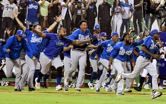 Los Tigres celebran la obtención del título.