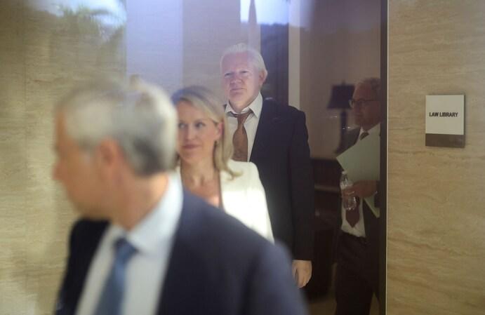 Llega Assange a territorio de EU para pactar su libertad