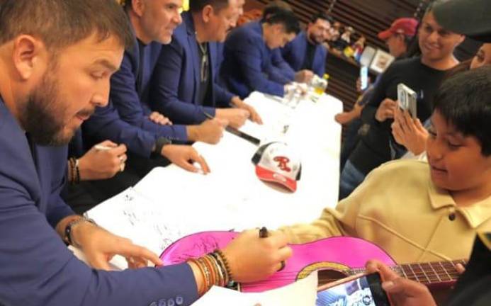 La Banda El Recodo firmó autógrafos y promovió la cultura de Sinaloa en el espacio “Punto México”, de la Secretaría de Turismo federal.