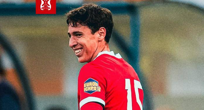 Mateo Chávez tiene su primera titularidad con el AZ.