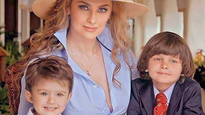 Aracely Arámbula con sus hijos.