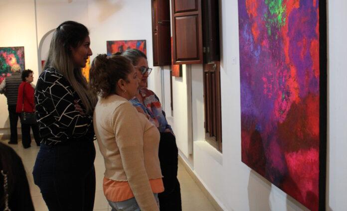 $!El público durante el recorrido por la exposición.
