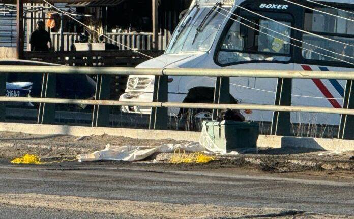 El medio Zeta Tijuana publicó fotografías del lugar donde fue dejada la manta con la amenaza a Grupo Firme.