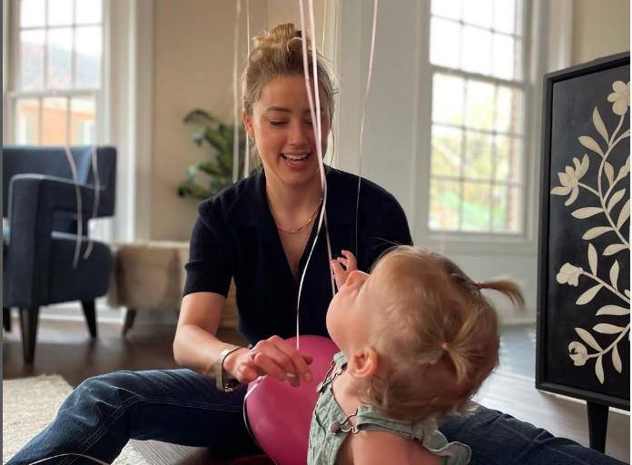 Amber Heard recibe a sus hijos Agnes y Ocean