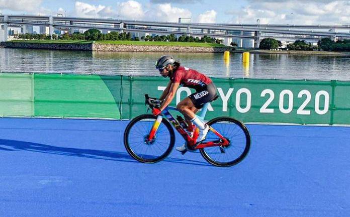 Cecilia Pérez tuvo problemas con su bicicleta.