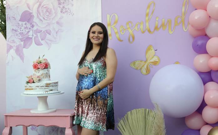 Rosalinda Laffón lució radiante el día de su fiesta prebebé.