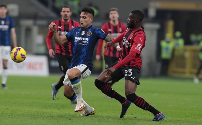 Lautaro Martínez busca el control del esférico para el Inter.