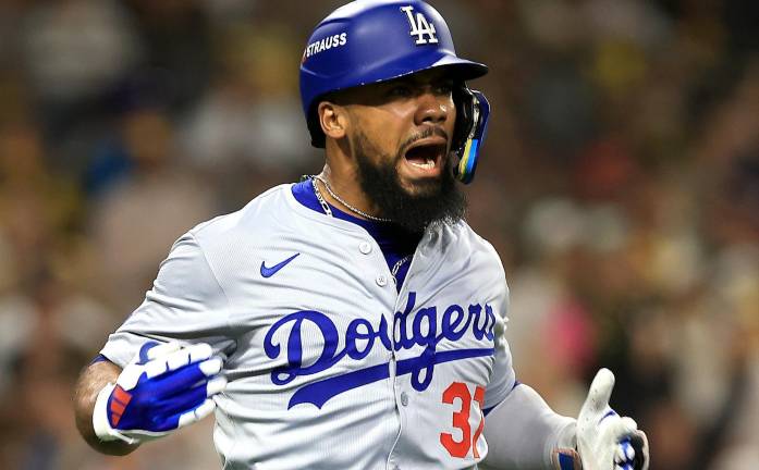 Teóscar Hernández permanecerá con los Dodgers, al oficializarse la renovación por tres temporadas.