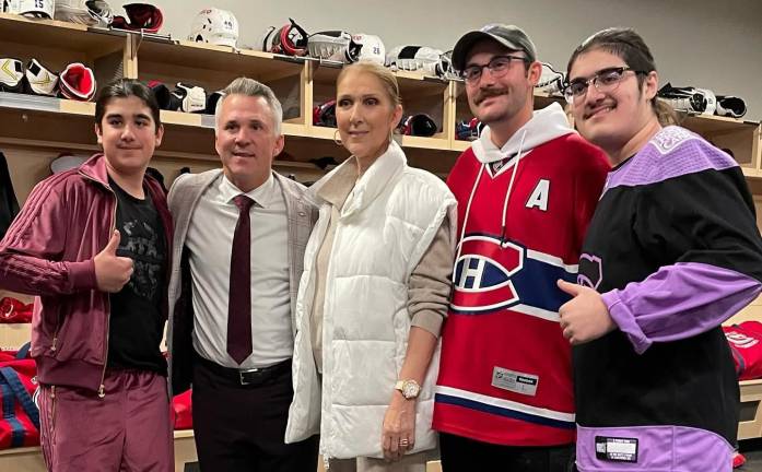 Celine Dione luego del partido de hockey, en Las Vegas.