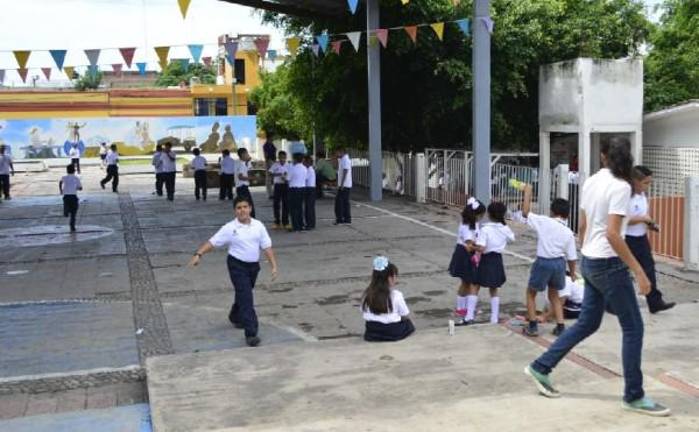 En las escuelas puede continuar la cooperación entre padres de familia, pero no las cuotas obligatorias, advierte la SEPyC.