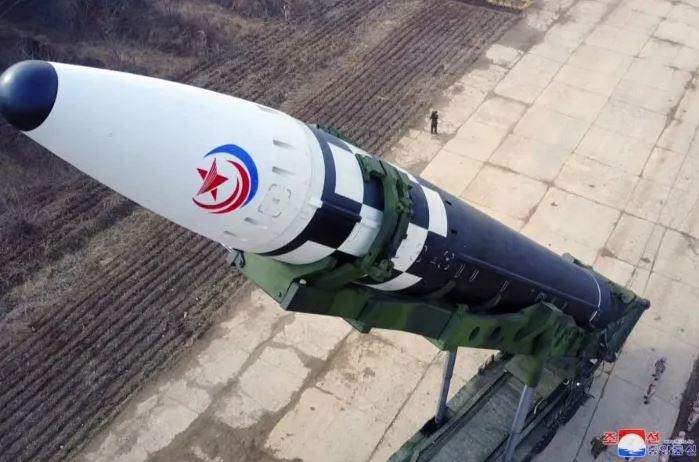 Kim Jong Un supervisa ‘nuevo tipo’ de misil balístico intercontinental; advierte a EU